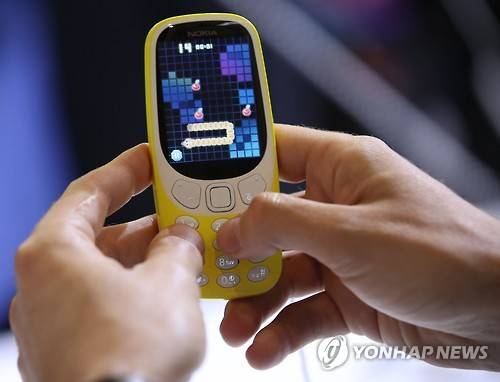 노키아 3310 노키아가 지난 2017년 '모바일 울드 콩그레스(MWC) 2017'에서 새롭게 선보인 노키아 3310. [연합뉴스 자료사진. 재판매 및 DB 금지]