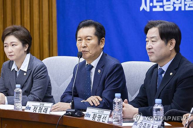 지방선거 연석회의에서 발언하는 정청래 대표 (서울=연합뉴스) 황광모 기자 = 더불어민주당 정청래 대표가 2일 국회에서 열린 시도 당 위원장ㆍ시도 당 지방선거 기획단장 연석회의에서 공천 원칙에 대해 말하고 있다. 2026.1.2 hkmpooh@yna.co.kr