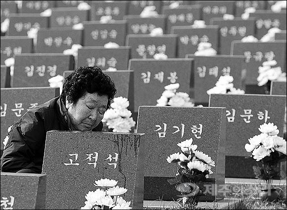 4.3의 피해자들은 자신의 고통에 이름을 붙일 권리, 즉 '발화의 권리'를 빼앗겼다. 사진은 4.3평화공원을 찾은 유가족 ⓒ제주의소리 자료사진