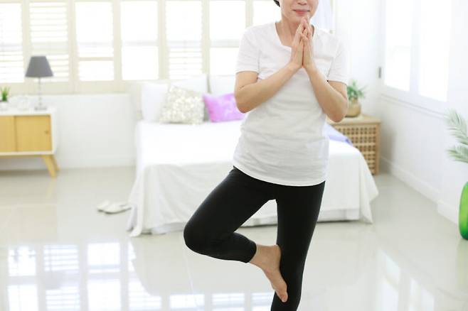 한 발 서기 운동을 꾸준히 하면 균형 감각을 키우는 데 큰 도움이 된다. 사진=클립아트코리아