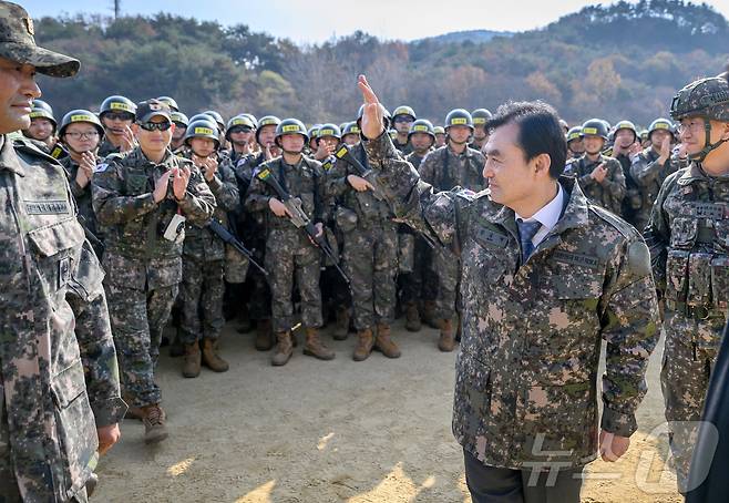 안규백 국방부 장관이 전북 임실군 제35사단 신병교육대대에 방문해, 장병들을 격려 하고 있다. (국방부 제공. 재판매 및 DB 금지) 2025.11.20/뉴스1