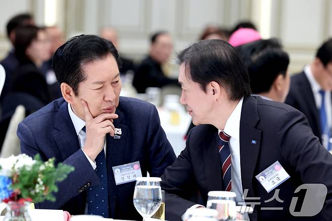 정청래 더불어민주당 대표와 조국 조국혁신당 대표가 2일 청와대 영빈관에서 열린 2026년 신년 인사회에 참석해 대화를 나누고 있다. 2026.1.2/뉴스1 ⓒ News1 이재명 기자