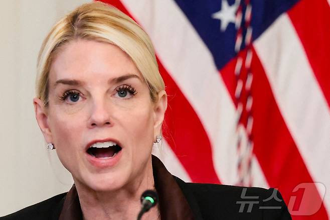 팸 본디 미국 법무부 장관이 8일(현지시간) 워싱턴DC 백악관에서 열린 반파시스트 운동 안티파(Antifa) 관련 회의에서 발언하고 있다. 트럼프 대통령은 지난 9월 22일 조직적인 안티파 활동을 국내 테러 조직으로 지정하는 행정명령에 서명했다. 2025.10.08. ⓒ 로이터=뉴스1 ⓒ News1 류정민 특파원