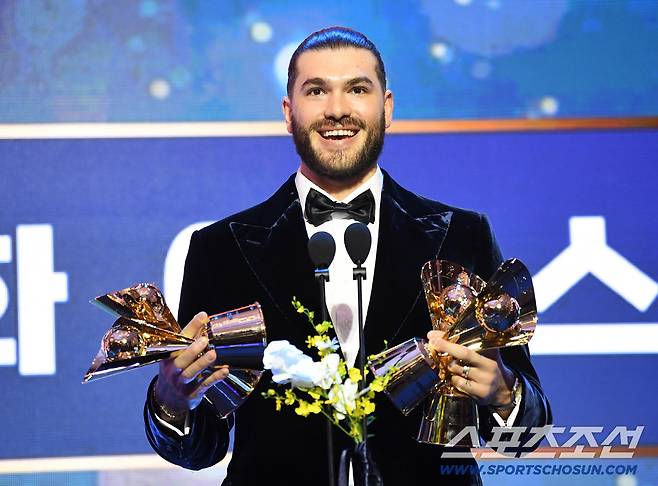 24일 오후 서울 송파구 롯데호텔에서 2025KBO시상식이 열렸다. 4관왕(평균자책점, 탈삼진, 승률, 승리)을 달성한 한화 폰세가 수상소감을 말하고 있다. 정재근 기자 cjg@sportschosun.com/2025.11.24/