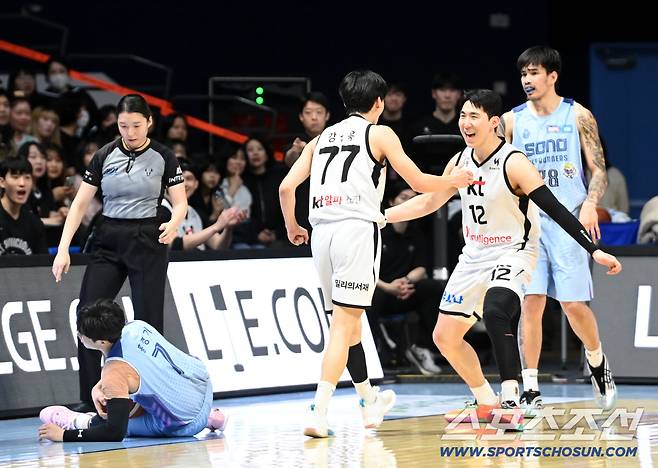 3일 고양소노아레나에서 열린 프로농구 고양 소노와 수원 KT의 경기. KT 강성욱과 문정현이 소노 홍경기의 공을 빼앗은 뒤 기뻐하고 있다. 고양=허상욱 기자wook@sportschosun.com/2026.01.03/