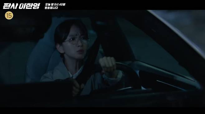 MBC 금토드라마 '판사 이한영' 2화는 주인공 이한영(지성 분)이 10년 전으로 회귀해 각성하는 과정을 그린다. 과거 오판으로 비극을 겪은 이한영은 재판 도중 피고인을 향해 분노를 폭발시키며 법정을 아수라장으로 만든다. 누적 조회수 1억 뷰의 원작 웹소설을 바탕으로 한 작품에서 이한영은 향후 거악 강신진(박희순 분)과 대립하며 처절한 복수를 펼칠 예정이다.