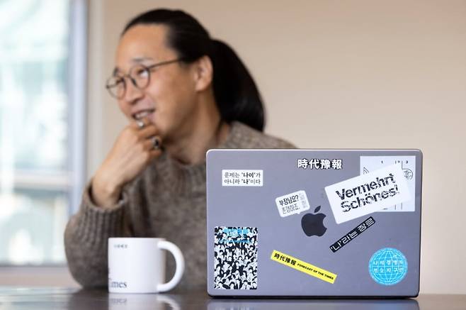 바이브컴퍼니를 나온 후 ‘시대예보’ 시리즈를 이어가고 있는 작가 송길영. / 사진=김흥구