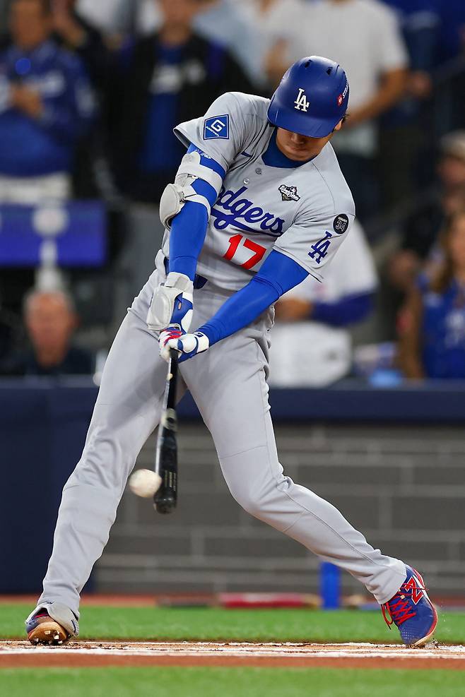 &lt;yonhap photo-4214=&quot;&quot;&gt; TORONTO, ONTARIO - NOVEMBER 01: Shohei Ohtani #17 of the Los Angeles Dodgers hits a single against the Toronto Blue Jays during the first inning in game seven of the 2025 World Series at Rogers Center on November 01, 2025 in Toronto, Ontario. Gregory Shamus/Getty Images/AFP (Photo by Gregory Shamus / GETTY IMAGES NORTH AMERICA / Getty Images via AFP)/2025-11-02 09:13:33/ &lt;저작권자 ⓒ 1980~2025 ㈜연합뉴스. 무단 전재 재배포 금지, AI 학습 및 활용 금지&gt;&lt;/yonhap&gt;