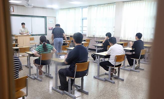 9일 국가공무원 7급 공개경쟁채용 제1차 시험이 열린 서울 강남구 수도전기공업고등학교에서 수험생들이 시험 시작을 기다리고 있다. [사진=연합뉴스]