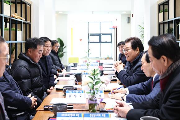 지난 2일 박완수 경남지사(오른쪽 세 번째)와 성낙인 창녕군수(오른쪽 두 번째)가 경남 창녕 남지시장을 찾아 시장 상인들과 대화하고 있다. [사진=경상남도]