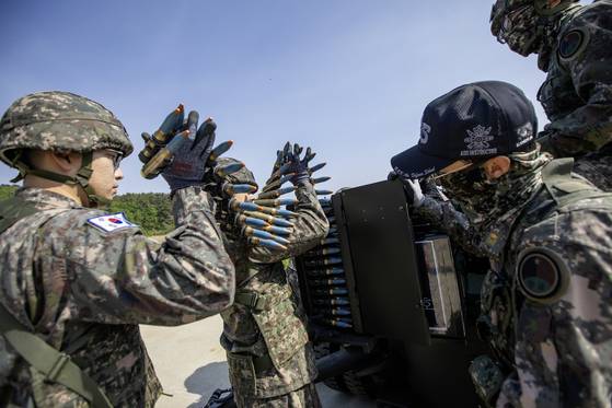 육군은 지난 5월 23일 교육사령부 예하 각 병과학교에서 '신임장교 지휘참모과정' 교육훈련에 참가한 장병들의 모습을 공개했다. 사진은 육군방공학교 신임장교들이 전문교관들과 함께 20mm 견인 발간포 탄약을 장전하는 모습. 사진 육군