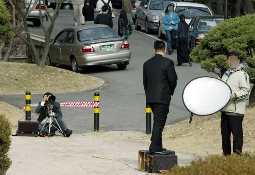 2004년 한 대학교에서 졸업앨범을 찍는 모습. 중앙포토