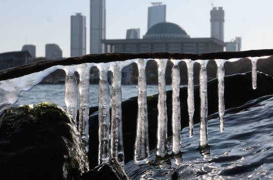 맹추위가 몰아닥친 지난해 12월 31일 서울 영등포구 여의도공원에 놓인 고드름 사이로 국회가 보이고 있다. 연합뉴스