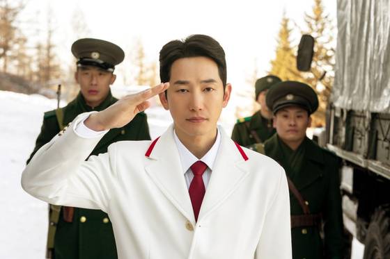 영화 '신의악단'은 북한 당국이 외화벌이를 위해 '가짜 찬양단'을 만들어 부흥회를 준비하는 내용이다. 사진 CJ CGV