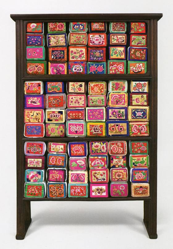 화려한 색실로 행복에 대한 간절한 열망을 수놓은 베개의 양끝. [중앙포토]