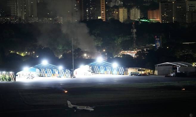 연기 피어오르는 카라카스의 라 카를로타 공항 / AP연합뉴스
