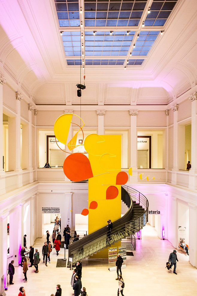 실내에 칼더의 작품이 설치된 나선 계단이 인상적이다. ©National Gallery of Denmark