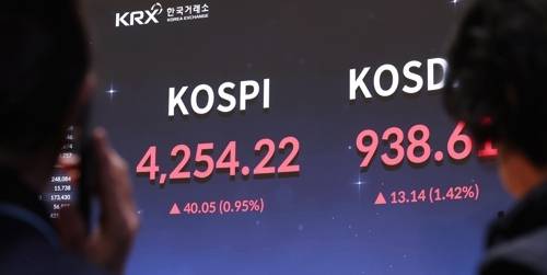 2026년 1월 2일 서울 영등포구 한국거래소 홍보관 현황판에 코스피와 코스닥 지수가 표시돼 있다. 2026년 병오년(丙午年) 첫 거래일인 이날 오전 코스피는 상승 출발한 직후 장중 사상 최고치를 경신했다. (연합뉴스)