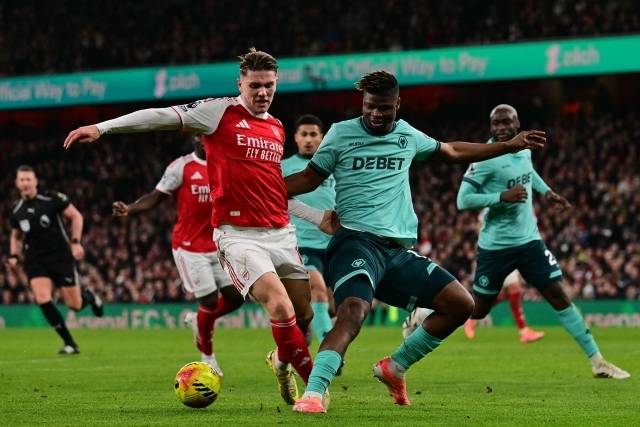 ‘BBC’는 “아스날과 요케레스 모두 더 많은 골을 원한다. 요케레스를 페널티 키커로 지정, 골 외적인 빌드업 기여를 더 강조하는 것도 좌절감을 줄이는 데 도움이 될 수 있다. 요케레스는 지난 시즌 54골 중 20골을 페널티킥으로 넣었다”며 “그렇다고 해도 아스날이 2004년 이후 첫 우승을 노린다면 6400만 파운드를 투자한 이 스트라이커에게 더 많은 것을 끌어내는 방법을 반드시 찾아야 한다”고 강조했다. 사진=AFP=연합뉴스