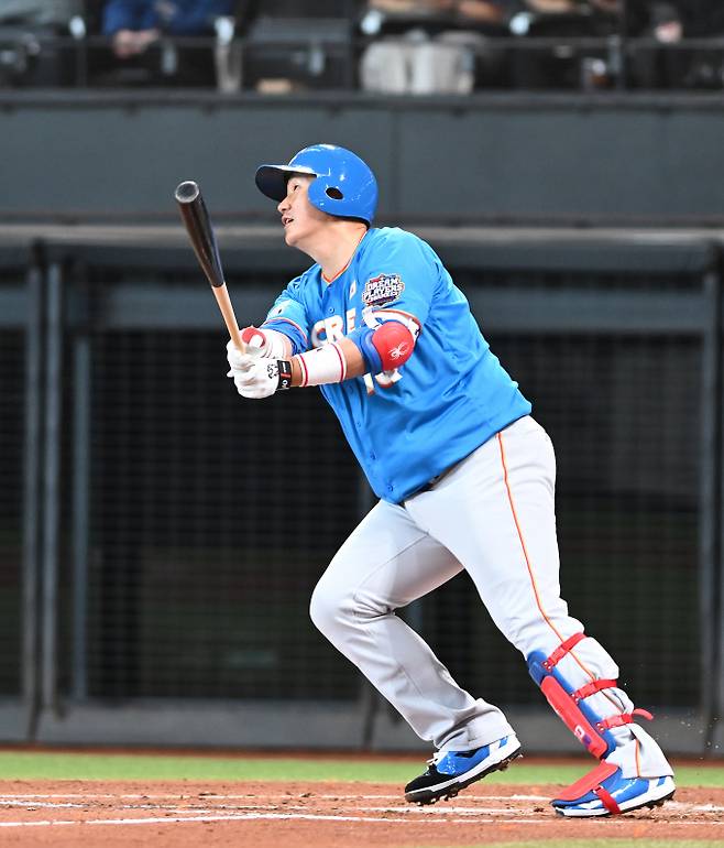 이대호가 대만에서 새로운 활약을 예고했다. 사진은 지난해 11월30일 일본 에스콘필드 홋카이도에서 열린 '한일 드림 플레이어즈 게임'에서 이대호가 2루타를 치는 모습. /사진=뉴스1