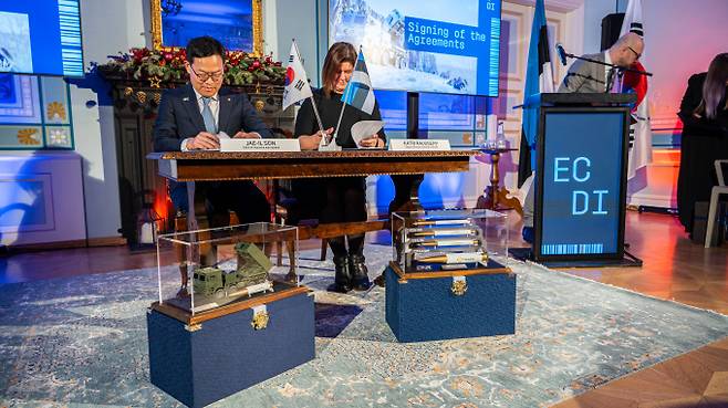 지난해 12월 21일 (현지시각) 에스토니아 탈린에서 열린 천무 공급 계약식에서 손재일(왼쪽) 한화에어로스페이스 대표이사와 카트리 라우셉 에스토니아 방산투자청(ECDI) 청장 대행이 계약서를 살펴보던 모습. /사진=한화에어로스페이스