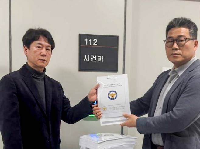 백해룡 경정이 지난달 9일 동부지검 사건과에 압수수색 영장을 신청하고 있다. [백해룡 경정 제공]