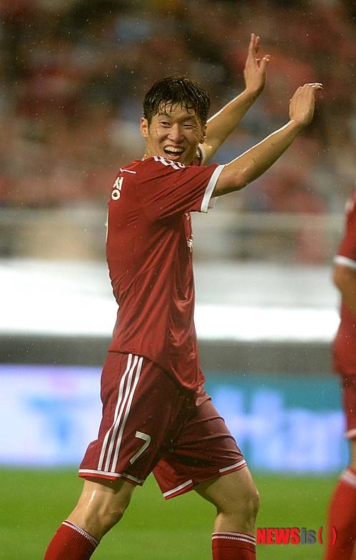 【서울=뉴시스】고범준 기자 = 25일 오후 서울 마포구 상암동 서울월드컵경기장에서 열린 '2014 K리그 올스타전' K리그 올스타팀과 박지성 올스타팀의 경기에서 박지성 팀 박지성이 슛이 빗나가자 아쉬워 하고 있다. 2014.07.25. bjko@newsis.com