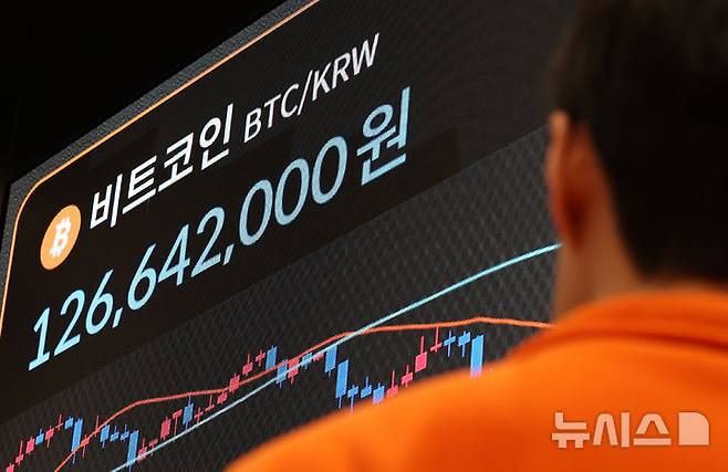 [서울=뉴시스] 이영환 기자 = 비트코인이 1억2700만원선 안팎에서 횡보하며 제자리걸음을 이어가고 있는 지난해 12월30일 서울 강남구 빗썸라운지 강남점 전광판에 비트코인 시세가 표시되고 있다. 2025.12.30. 20hwan@newsis.com