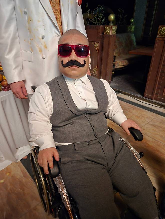 '비비드라라러브' 뮤직비디오 촬영 중 김유남 배우가 포즈를 취하고 있다. 김 배우 제공