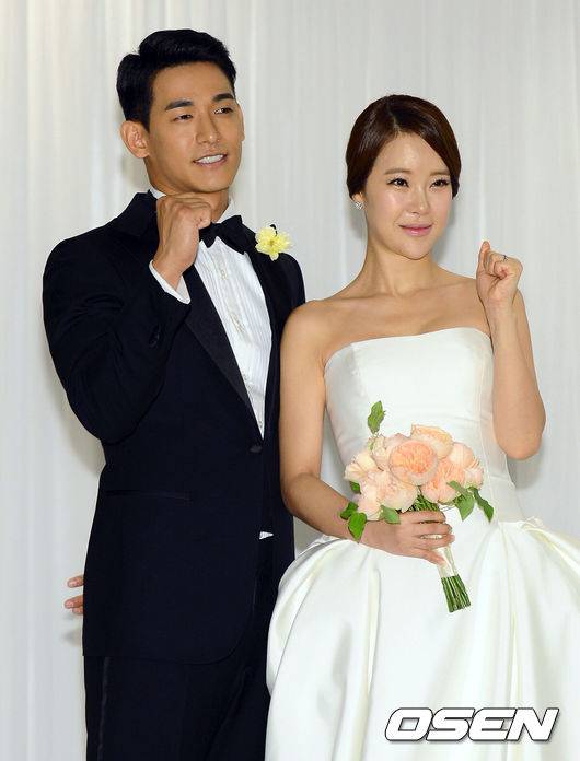 [OSEN=정송이 기자] 연상연하 커플 가수 백지영과 배우 정석원이 2일 오후 서울 광진구 W워커힐에서 백년가약을 맺는다. 백지영과 정석원이 포토타임을 갖고 있다.결혼식 주례는 백지영이 지난 2011년 MBC '일밤-나는 가수다'에 출연했을 당시, 프로그램의 연출을 맡았던 김영희 PD가 맡는다.이날 결혼식은 1부와 2부로 나뉘어 진행된다. 1부 사회는 배우 김성수가 보며 축가는 성시경과 리쌍이 부른다. 또한 2부 사회는 가수 김창렬, 축가는 문명진과 김범수가 맡았다.한편 9살 나이차의 백지영과 정석원은 지난 2011년 1월 열애를 공식 인정했다. 이들은 2년여 교제 기간을 가진 후 지난 4월, 결혼을 공식 발표했다. 현재 백지영은 임신 3개월째다. 임신 중인 백지영과 영화 촬영 일정이 있는 정석원은 신혼 여행을 출산 이후로 미뤘다. /ouxou@osen.co.kr