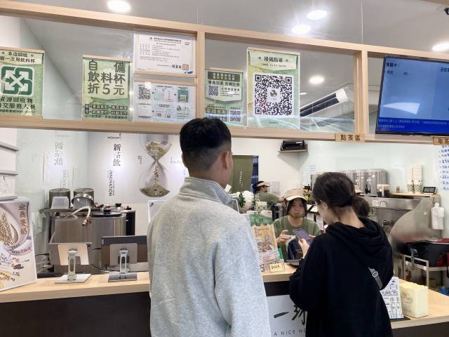 ▲ 대만 인랴오디엔(飲料店)에서 음료를 주문하는 모습. 최근 대만 경제부 발표에 따르면 대만에서는 연간 10억 8천만 잔의 차 음료가 판매된다. ⓒ필자
