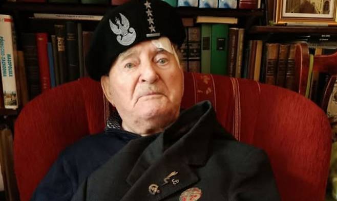 폴란드 2차대전 참전용사 로만 리피에츠(1925∼2026). 1944년 바르샤바 봉기 때 18세 나이로 소총을 들고 나치 독일군과 싸웠다. SNS 캡처