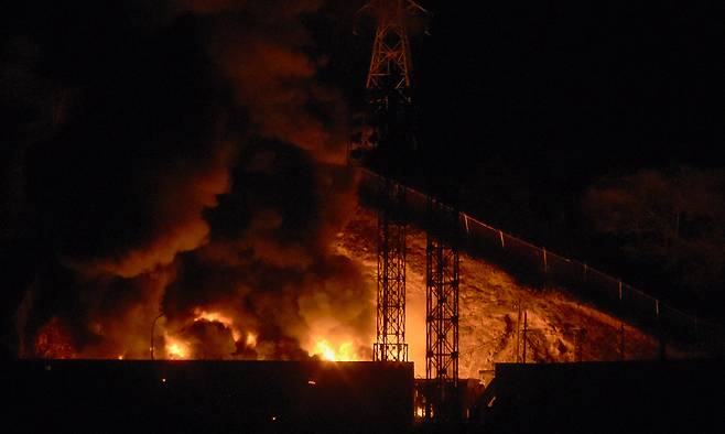 3일(현지시간) 미국의 공격을 받은 베네수엘라의 수도 카라카스에 위치한 한 군사기지에서 화염이 치솟고 있다. AFP연합뉴스
