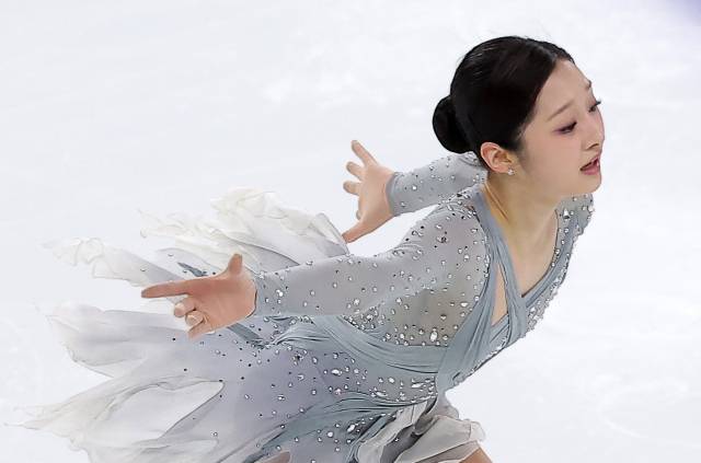 피겨스케이팅 선수 신지아가 3일 서울 양천구 목동 아이스링크에서 열린 제80회 전국남녀 피겨스케이팅 종합선수권대회에서 쇼트 프로그램 연기를 펼치고 있다. 뉴스1