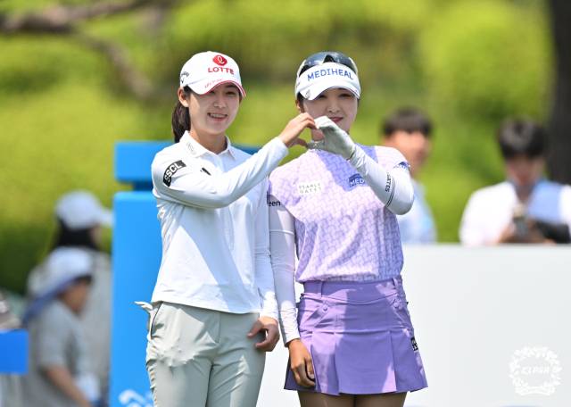 라운드에 앞서 포즈를 취한 황유민(왼쪽)과 이예원. 사진 제공=KLPGA