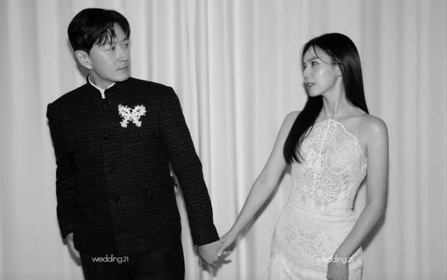 배우 진태현(왼쪽)과 박시은 부부 리마인드 웨딩 화보 이미지. 사진 진태현 SNS 캡쳐