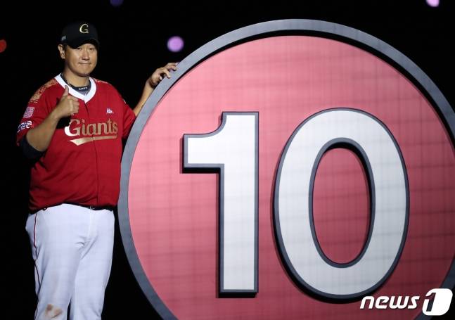 이대호가 영구결번식 직후 기념촬영을 하고 있다. /사진=뉴스1