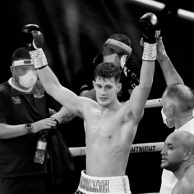 폴 매컬러 주니어(가운데). /사진=복싱 파이트존 갈무리