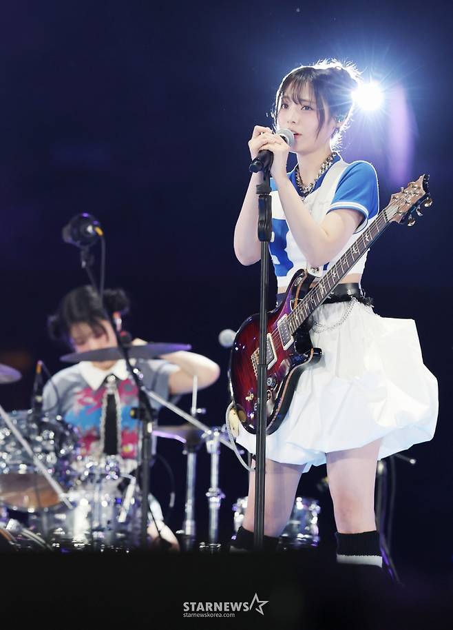 밴드 QWER 마젠타가 2025년 12월 7일 가오슝 내셔널 스타디움에서 진행된 스타뉴스 주최 '10주년 아시아 아티스트 어워즈 2025(10th Anniversary Asia Artist Awards 2025, '10주년 AAA 2025')를 기념하는 'ACON 2025'에서 멋진 무대를 선보이고 있다.   /2025.12.07 /사진=이동훈 photoguy@