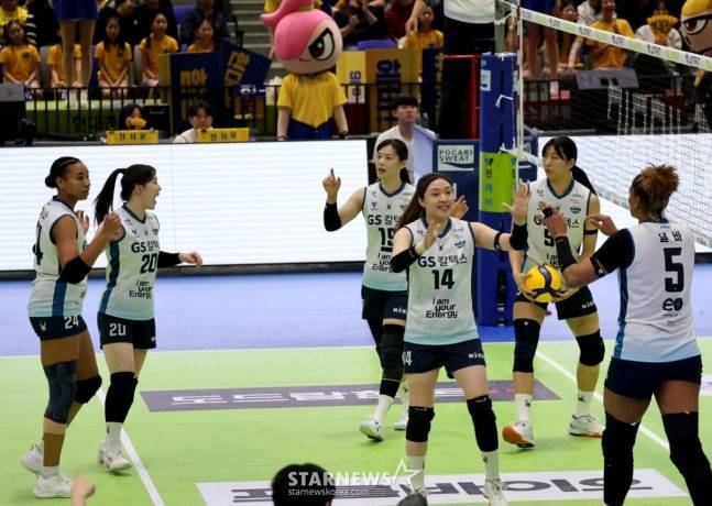 GS선수들이 3일 수원체육관에서 열린 2025-2026 진에어 V리그 여자부 현대건설과 GS칼텍스 경기에서 세트스코어 3-1러 승리한 후 자축했다. /사진=강영조 선임기자