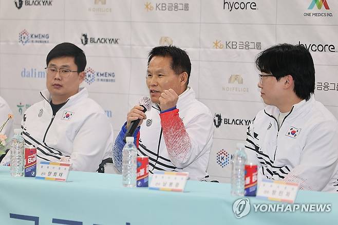 제25회 밀라노 코르티나담페초 패럴림픽에 출전하는 휠체어컬링 국가대표 양희태가 2일 서울 송파구 올림픽파크텔에서 열린 출정식에서 파이팅을 외치고 있다. 오른쪽이 남봉광. 연합뉴스