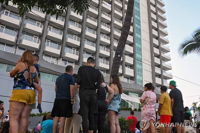 2일(현지시간) 아카풀코 지진으로 대피한 휴앙객 [아카풀코 AFP=연합뉴스. 재판매 및 DB 금지]