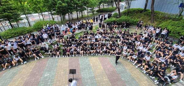 용인 성지중 학생들이 야외공연을 하고 있다. /성지중 제공