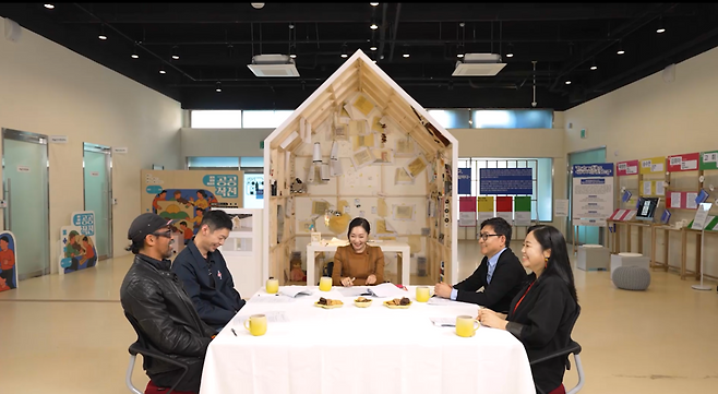 경기문화재단 유정주(가운데) 대표이사가 예술인들과 유튜브 촬영을 하며 소통에 나섰다./사진제공=경기문화재단