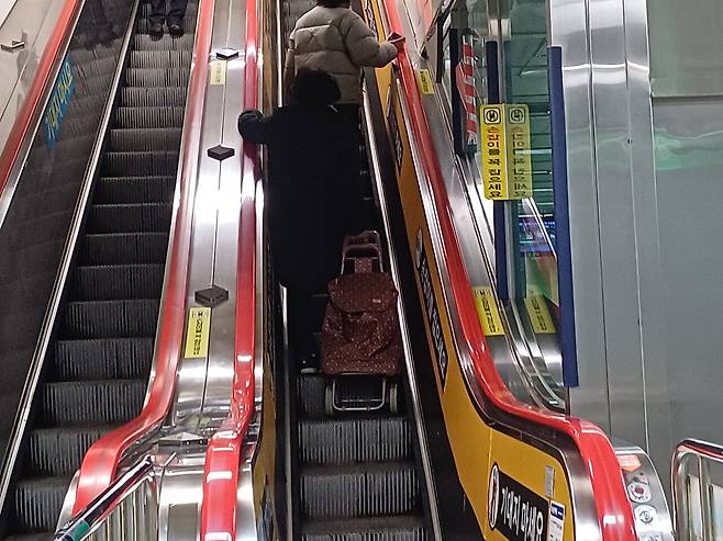 짐을 들고 양동시장역 에스컬레이터를 탑승중인 시민의 모습. 김현수 수습기자