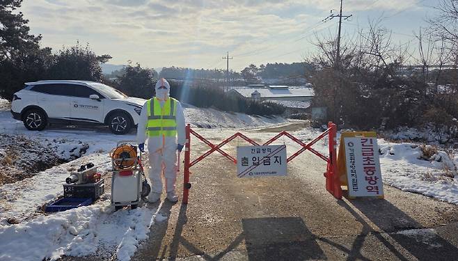 4일 전남도 등에 따르면 전날 나주시 반남면 종오리 농장에서 H5N1형 고병원성 AI 항원이 검출됐다. 방역당국은 정밀 조사에 나섰다. 사진은 조류인플루엔자 방역 현장. /전남도 제공