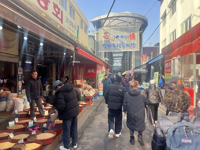 2026년 병오년(丙午年) 새해 첫 주말인 3일 오전 11시 광주 북구 말바우시장이 시민들로 북적거리고 있다. /박건우 기자