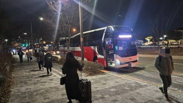 지난 2일 오후 6시께 국민연금공단 직원들이 셔틀버스를 타기 위해 이동하고 있다. /김경수 기자