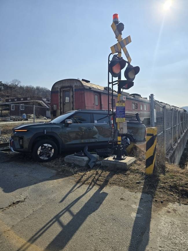 ▲ 상주시 공성면 초오리 장고개길 일원 무곡철길건널목에서 지난 3일 오전 12시 48분께열차와 승용차가 충돌하는 사고가 발생했으나 운전자는 자력으로 차량에서 나와 다행히 인명피해는 발생하지 않았다. 상주소방서 제공