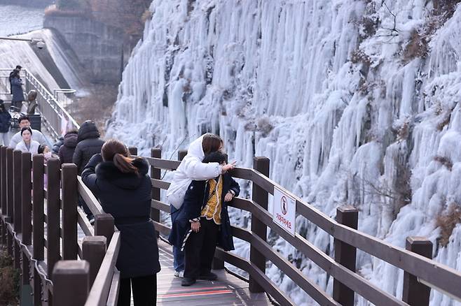 ▲ 절기상 소한(小寒)을 하루 앞둔 4일 오전 대구 달성군 옥연지 송해공원을 찾은 관광객들이 빙벽을 감상하고 있다.김영환 기자yhk@kyongbuk.com